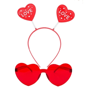 Détail de l'ensemble de Saint-Valentin avec serre-tête à cœurs et lunettes rouges