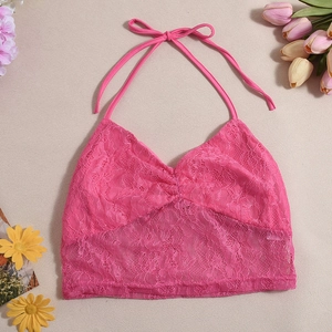 Vue détaillée à plat d'un débardeur court en dentelle rose avec des fleurs fraîches