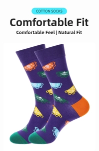 Details von lila Baumwollsocken mit bunten Schmetterlingsmustern und orangen Fersenakzenten