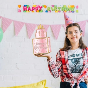 Caja sorpresa rosa para 18 cumpleaños con texto brillante y decoración festiva