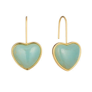 Détail de boucles d'oreilles cœur en résine vert clair avec bordure dorée marbrée
