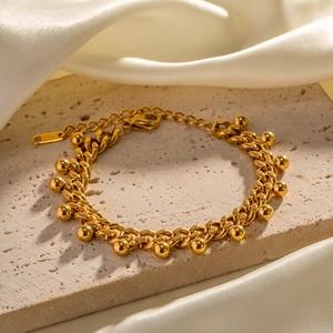 Détail du bracelet chaîne gourmette en acier inoxydable doré 18K avec breloques perles