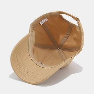 Détail de l'intérieur de la casquette en coton kaki montrant le bandeau et l'étiquette