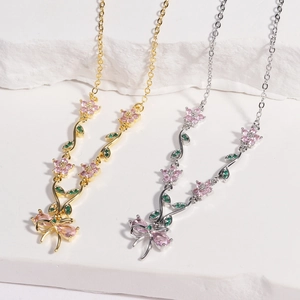 Detailansicht der Blumenranken-Halsketten mit rosa und grünen Zirkonia in Gold und Silber