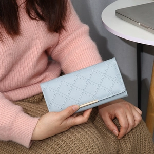 Cartera larga azul claro para mujer con acolchado de rombos y elegante adorno dorado