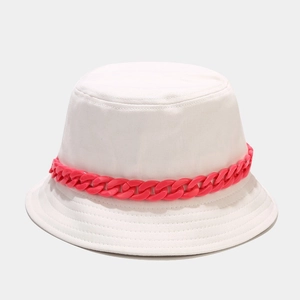 Dettaglio cappello alla pescatora in cotone bianco con catena in acrilico rosa vivace
