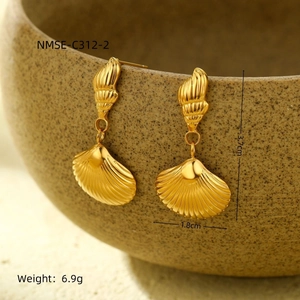 Détail de boucles d'oreilles coquillage dorées montrant la hauteur de 3,7 cm et texture