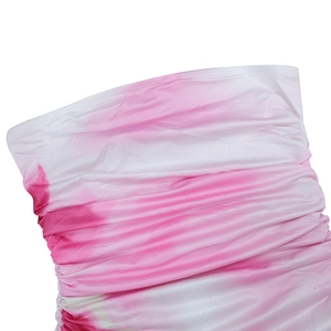 Détail du tissu froncé à motif tie-dye rose et blanc de cette robe ajustée élégante