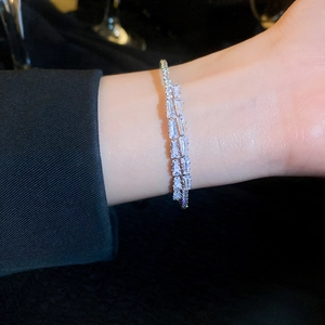 Gros plan détaillé d'un bracelet argenté avec deux rangées de zircons cubiques étincelants