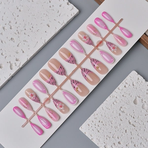 Faux ongles rose zèbre avec fleurs 3D et dégradé style français chic et élégant