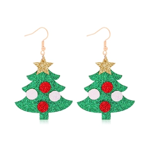 Weihnachtsbaum-Ohrringe mit grünem Glitzer und goldenem Stern auf weißem Hintergrund