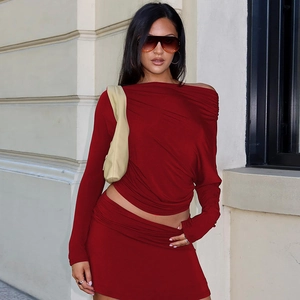 Détail d'un ensemble tricot bordeaux avec haut froncé à manches longues et jupe assortie