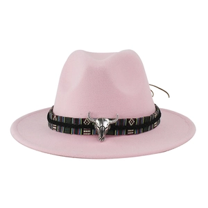 Dettaglio del cappello fedora rosa con fascia tessuta colorata e fregio testa di toro