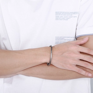 Vue détaillée du bracelet jonc argenté minimaliste en métal torsadé en forme de C