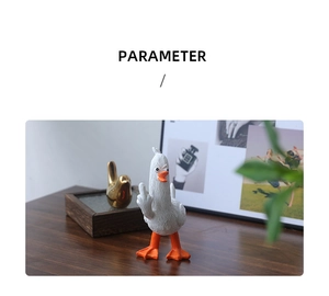 Vista dettagliata della statuetta creativa di anatra in resina con un gesto divertente