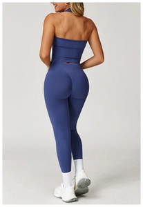 Vue arrière d'un ensemble de yoga côtelé bleu roi sans couture avec effet push-up fessier