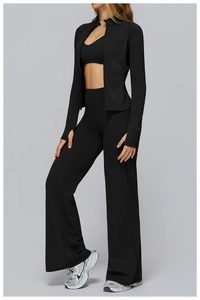 Détail de la veste de yoga noire avec passe-pouces et col montant à fermeture éclair