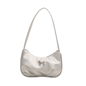 Sac sous le bras plissé argenté avec papillon métallique et fine bandoulière élégante