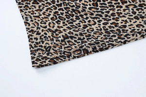 Vista macro dettagliata del tessuto leopardato e della cucitura di precisione sull'orlo
