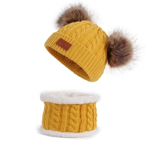 Gestricktes Winterset für Babys mit Mütze, Schal, zwei Bommeln und Fleece-Futter