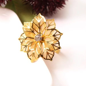 Close-up of golden mesh flower napkin ring with a sparkling rhinestone center