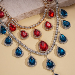 Ensemble de bijoux vintage avec collier et boucles d'oreilles pendantes en strass goutte