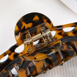 Molla metallica di una clip per capelli in acetato tartarugato con design traforato