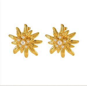 Gros plan détaillé de boucles d'oreilles fleur en plaqué or 18 carats avec perles blanches