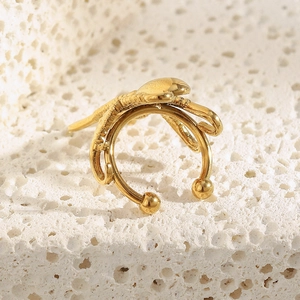 Détail du ear cuff libellule en acier inoxydable plaqué or 18 carats sur pierre