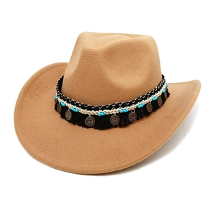 Chapeau de cowboy en feutre camel avec perles ethniques, franges et pendentifs métal