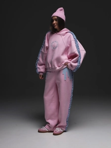 Ensemble sweat à capuche rose et jogging avec volants bleus et baskets de sport