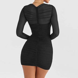 Vue arrière d'une mini-robe moulante noire à manches longues en mesh froncé