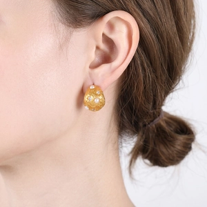 Orecchini chic francesi in titanio dorato con motivi a rilievo, perle e strass brillanti