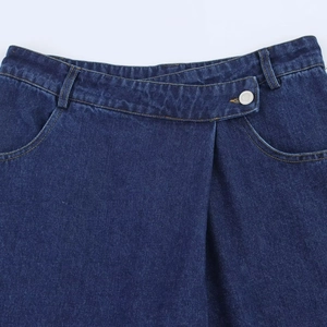 Jean femme taille haute ample et droit bleu foncé avec design croisé à la taille