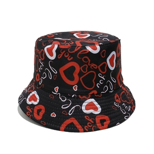 Détail d'imprimés cœurs rouges et typographie 'love you' sur un chapeau bob noir