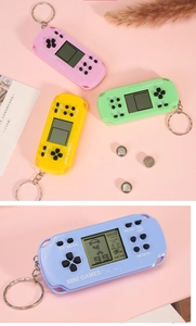 Mini console di gioco retrò Tetris portachiavi in rosa giallo verde e azzurro