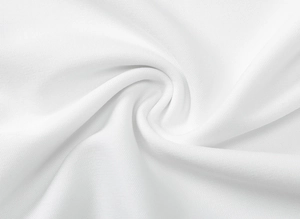 Gros plan détaillé sur la texture du tissu en tulle blanc et plis doux de la robe