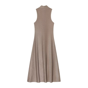 Elegante abito smanicato in maglia metallica champagne con collo alto e silhouette a A