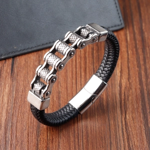 Bracelet chaîne de moto en acier inoxydable pour homme avec cuir tressé noir sur bois