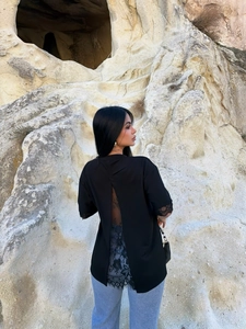 Vue détaillée du dos d'un t-shirt à manches courtes avec dentelle et fente dorsale