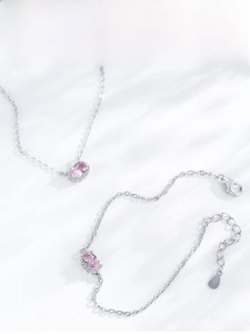 Detailaufnahme des S925 Silberstempels auf dem Set aus Morganit Armband und Kette