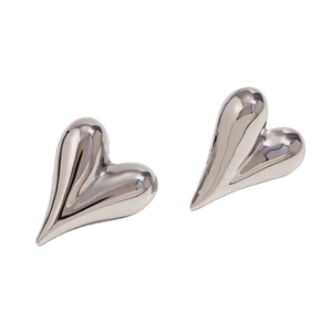 Paire de boucles d'oreilles cœur en argent poli au design fluide sur fond blanc
