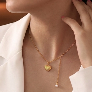 Collier avec pendentif cœur doré texturé, gland de perle et fine chaîne dorée