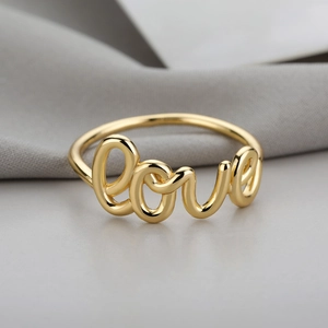Polierter goldener Love-Schriftzug Ring mit elegantem minimalistischem Design für Paare