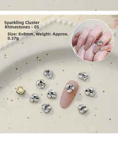 Gros plan de cristaux 3D argentés pour ongles scintillants de 8x8mm et poids 0,37g