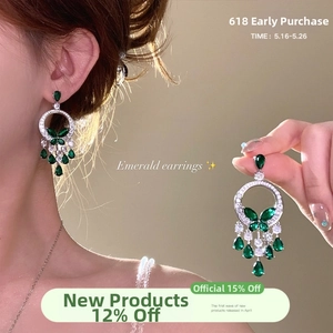 Détail des boucles d'oreilles papillon vert émeraude avec base argentée et zircons