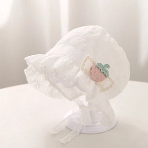 Détail du chapeau de soleil bébé avec broderie fraise rose et maille de dentelle