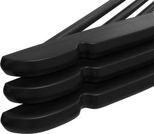 Dettaglio di grucce in legno nero opaco con intagli antiscivolo sulle spalle per vestiti