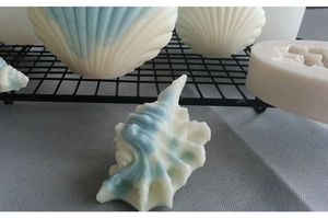 Detailopname van siliconen mallen voor schelpenkaarsen met blauw kleurverloop DIY