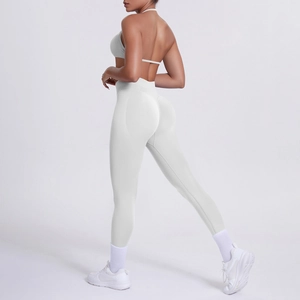 Dettaglio posteriore completo di completo yoga bianco con reggiseno sportivo incrociato